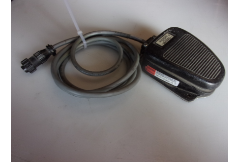 voetschakelaar met bescherming. Gebruikt.